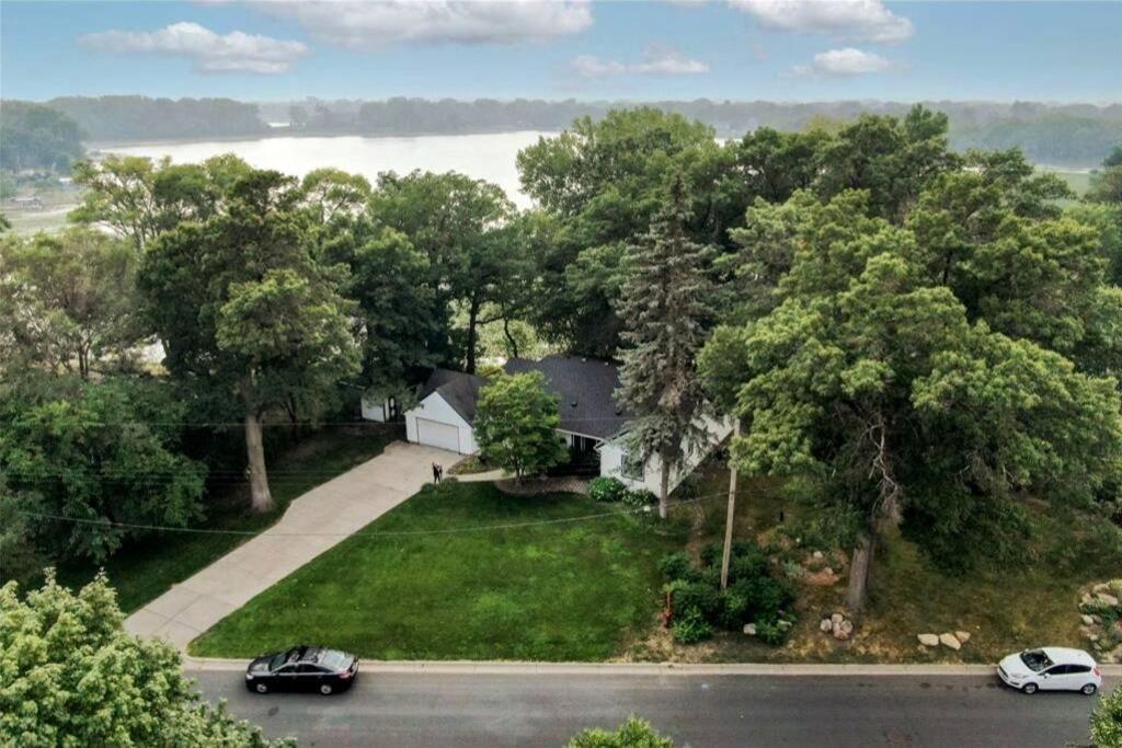 Lake House- Four Bedroom Retreat, King Bed, Beautiful Sunset! Brooklyn Center Exterior foto