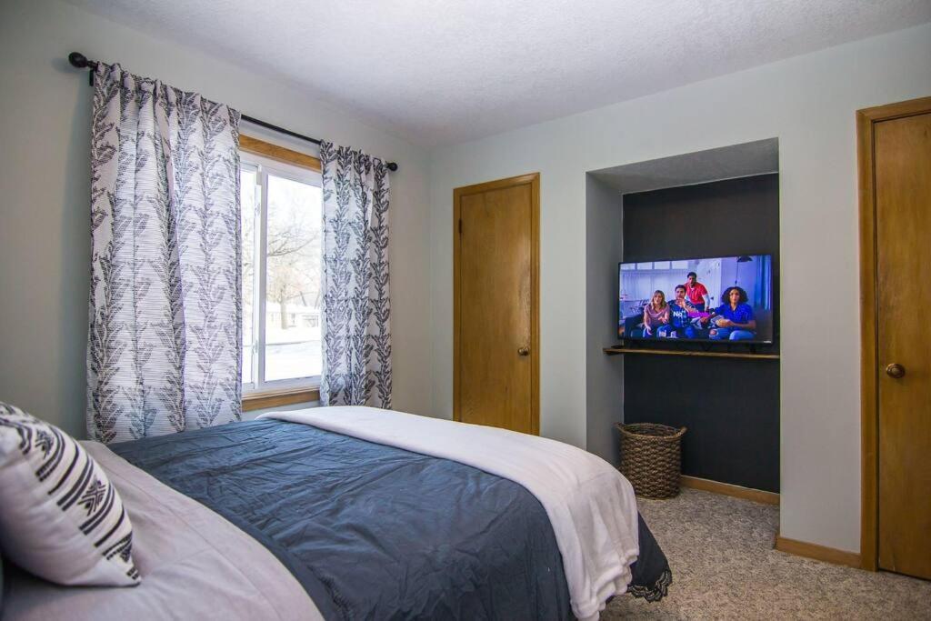 Lake House- Four Bedroom Retreat, King Bed, Beautiful Sunset! Brooklyn Center Exterior foto