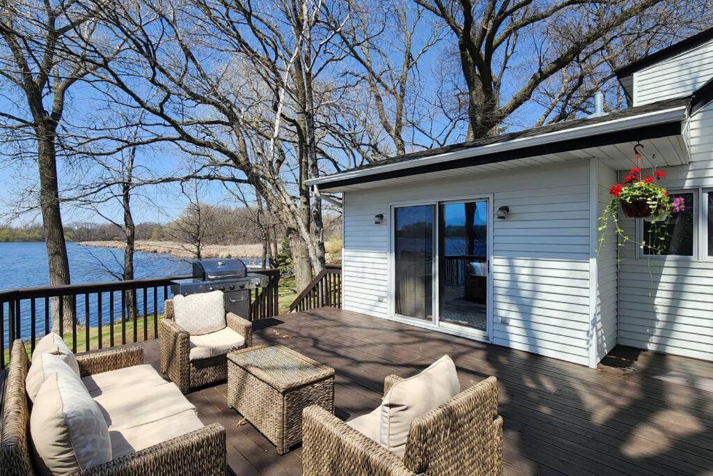 Lake House- Four Bedroom Retreat, King Bed, Beautiful Sunset! Brooklyn Center Exterior foto