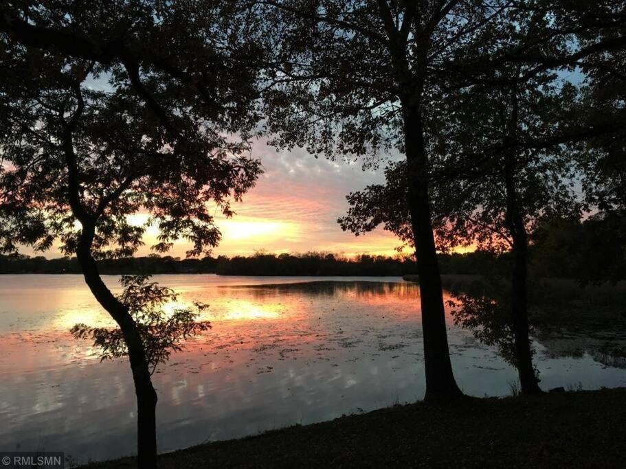 Lake House- Four Bedroom Retreat, King Bed, Beautiful Sunset! Brooklyn Center Exterior foto