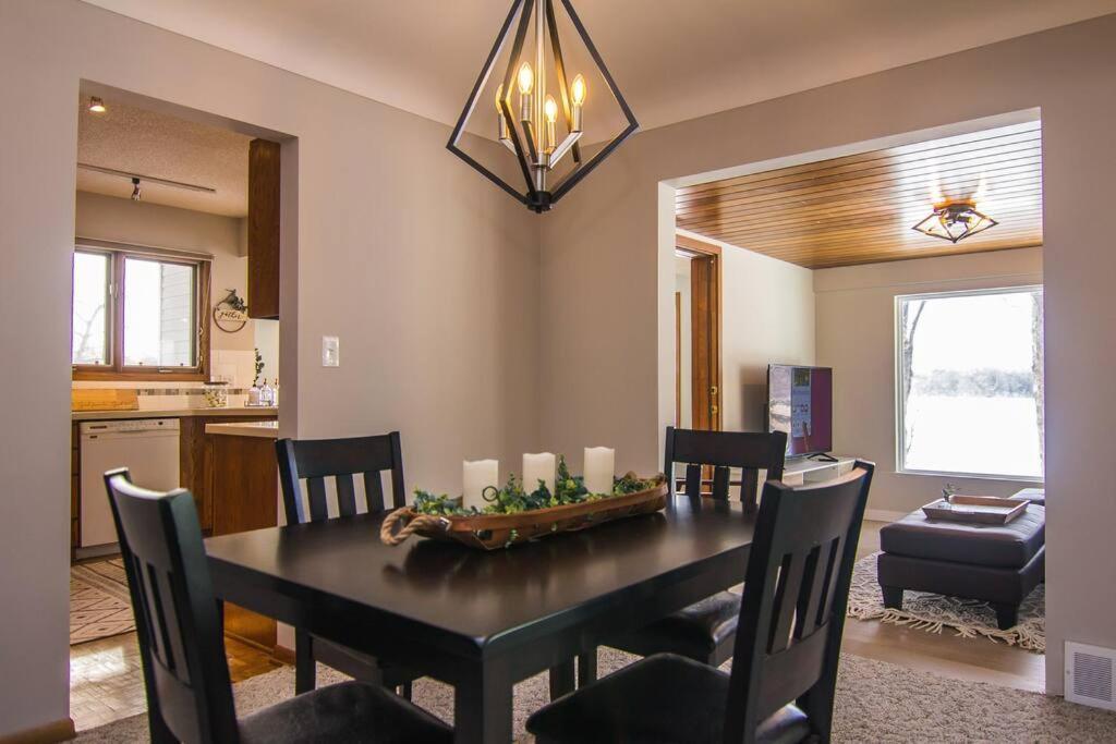 Lake House- Four Bedroom Retreat, King Bed, Beautiful Sunset! Brooklyn Center Exterior foto